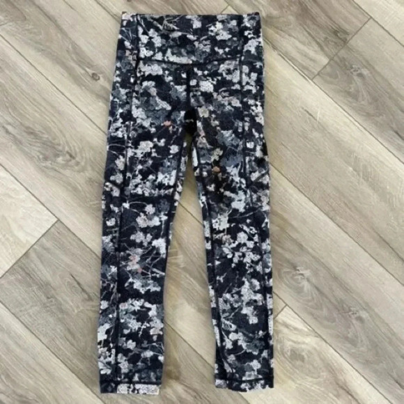 Lululemon Floral Blossom Print Cropped Leggings size 6 - Picture 2 of 6